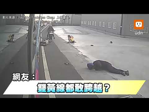 網友批「是在哈囉?」橫切馬路不看車 2騎士撞飛