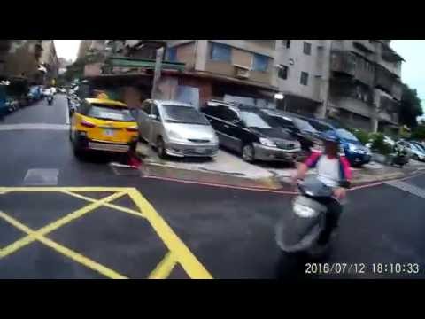 07 12 巷弄交叉路口四向同時來車很容易發生事故