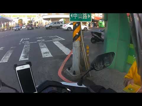 馬路三寶車禍影片 闖紅燈車禍（ 台南市仁德區中山路和文華路口