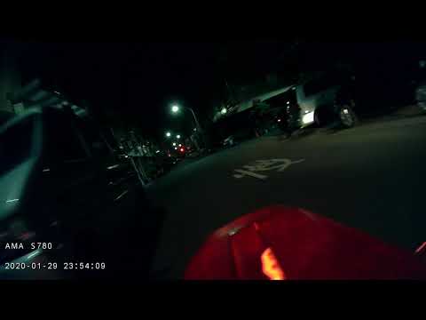 三寶 從暗黑巷子逆向衝出來的屁孩，沒戴安全帽，不開燈還一手在玩手機 後鏡頭