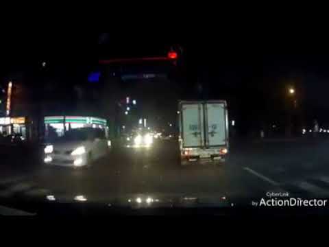 「」小貨車違規右轉嚇到駕駛與副駕女友，女友超凶爆罵網友大讚「兇！」