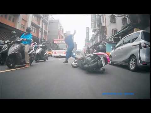 三寶.車禍影片 車禍影片行人穿越馬路被撞（ 04 25 新北市新莊區化成路