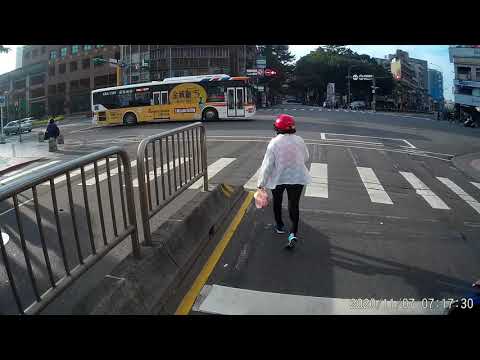 11 07 明明有人行道 就是有人偏偏要走馬路