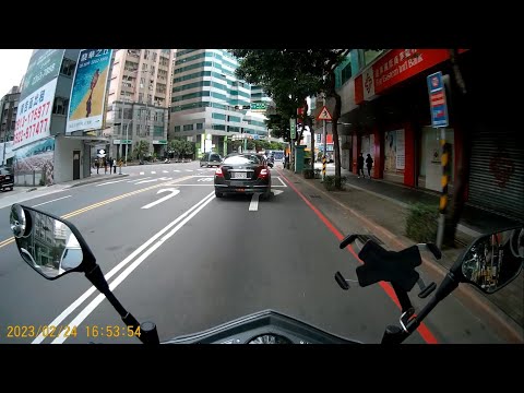 【3936-VZ】轉彎未打方向燈 (已舉發)