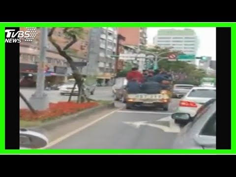 違法超載！趕攤辦活動　貨車後車斗站10人