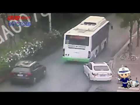 手拉手過路口，兩車並排行駛不慎擦碰