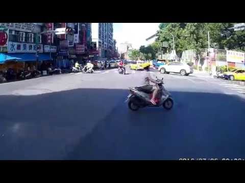 是闖紅燈 又是隨意換車道