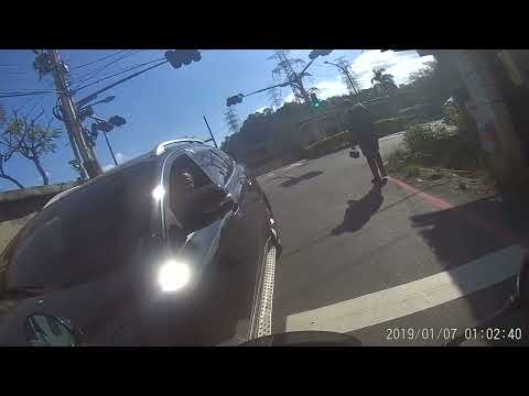 馬路三寶叫警察啊！闖紅燈車主：厚啊（開聲音）