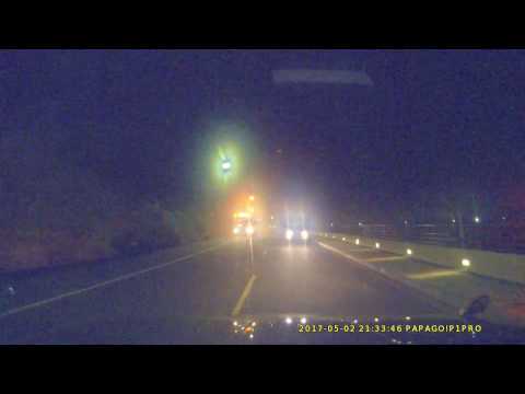 夜間紅線違規逆向停車,還開大燈,台灣的馬路三寶, 自私無品的用路習慣,真當路是你家的