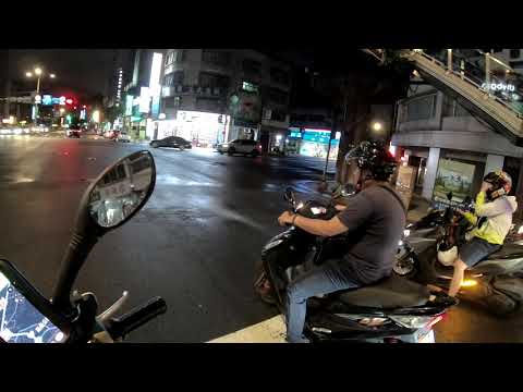 馬路三寶好好等紅燈吧大哥，抽菸對身體不好耶