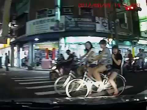 轉個彎 嚇死三寶妹!!