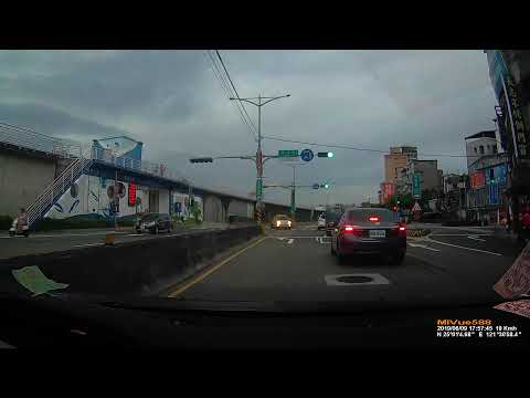 三寶騎士搶先違規左轉