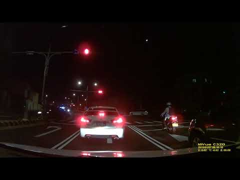 員埔路與二抱路口 三寶闖紅燈