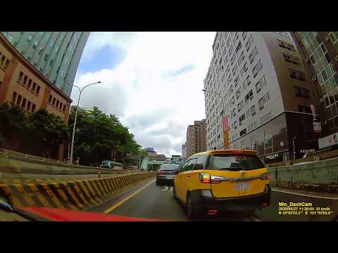 馬路三寶 職業駕照雞腿換來的 台北市基隆路車行地下道 660-L？ 計程車 雙白線違規變換車道演示 影片20秒處