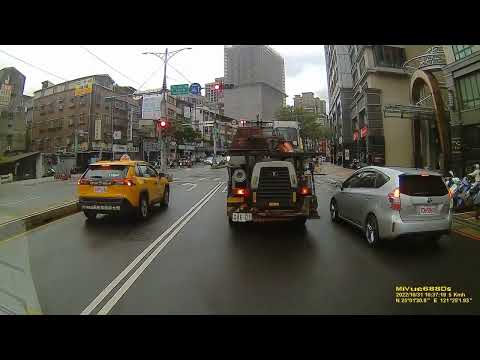 直行車占用轉彎車道 FILE221031 103450F 0 traffic violation 〈Pelanggaran lalu lintas〉 交通違反 〔vi phạm giao thông〕