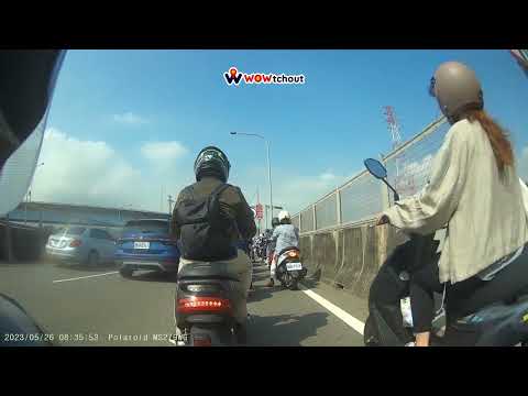 三寶.車禍影片 車禍影片前面的，該走囉