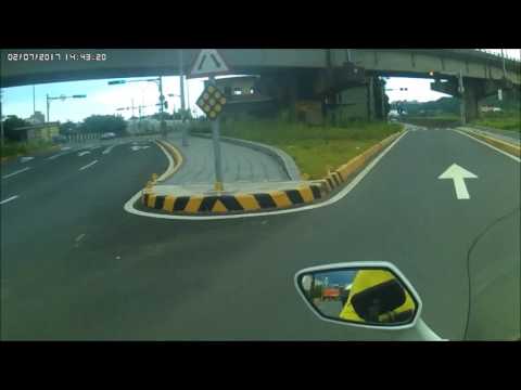 大型重機安全行駛遇到四輪三寶危險逆向行駛