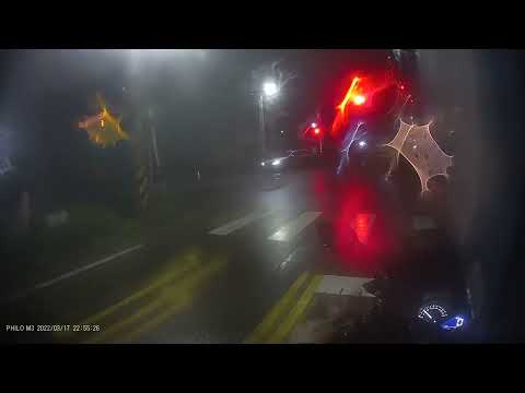 三寶下雨天還高速騎車兼闖紅燈，真是高手阿