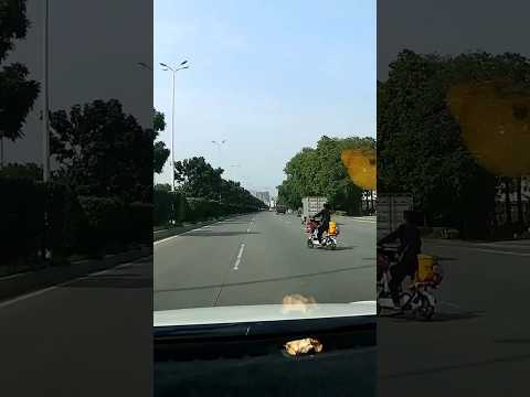 路在何方？車流中穿行的電瓶車 