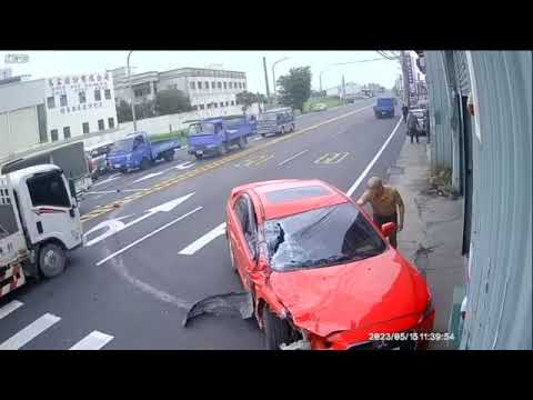 三寶.車禍影片 車禍影片習慣還不錯下車還記得要關門