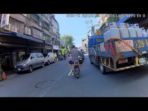 老三寶騎車不看路，還一直回頭