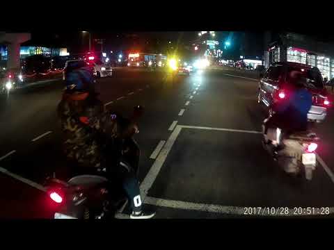 10 28 救護車要過紅燈前還是要看一下有沒有白目三寶中指蕭擋路