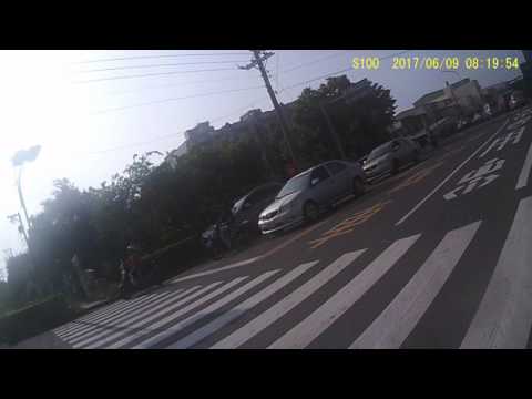 闖紅燈三寶加上未戴安全帽三寶