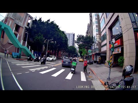 行車不讓行人穿越道的行人（台北市民權東路林森北路口）
