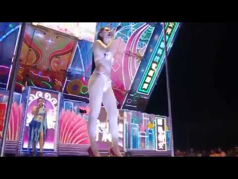 舞台車鋼管秀_歌唱女郎身材超勻稱.美腿係@.