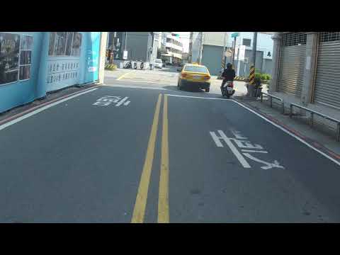 外送員冒死闖紅燈!!{目擊現場}00:13處畫面可能令觀看者不適，請三思後進入，未經授權請勿轉載。
