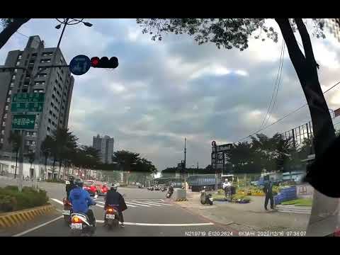 馬路三寶家長載學童，硬闖紅燈