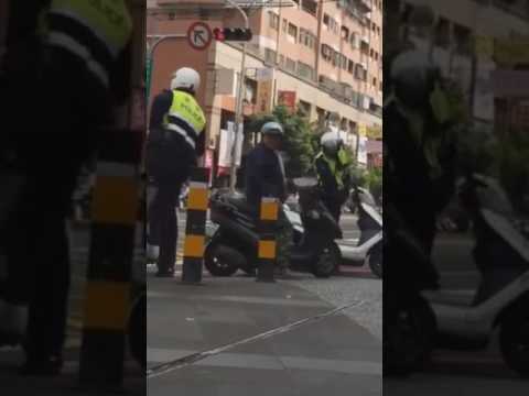 都放你走了 你還闖紅燈XD 世上什麼樣的三寶都有