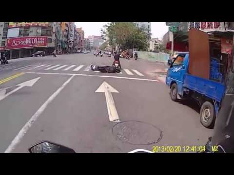 三寶闖紅燈結果飛出去 只能說看了挺爽的05