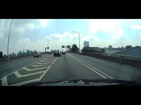 國道三寶螃蟹車,請問槽化線可以像你這跨的嗎?都快撞到棒棒糖了!