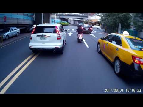 08 01 老大您開車跨雙黃線我跟在後面都不知能不能超車耶