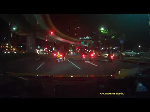 幹遇到闖紅燈的三寶還好車速不快不然就買單