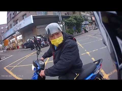 馬路三寶給逆向大叔滿滿的喇叭聲（注意音量）