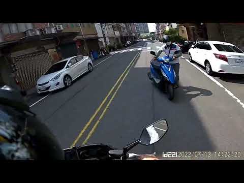 把機車牽到馬路中間發動  