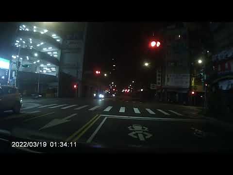 我開車很小心還是被影片中的左方外線因雙黃線迴轉違規的計程車撞了....
