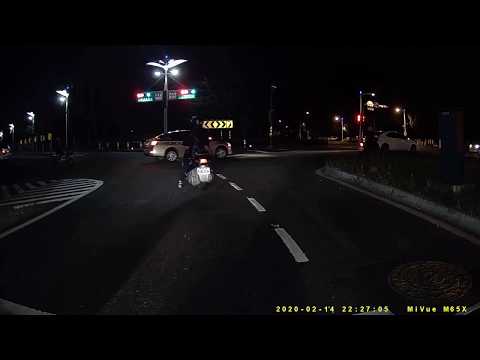 高雄三寶日常 老娘就是要闖紅燈