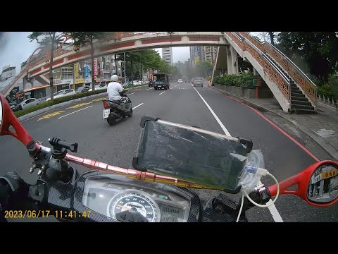 【691-KUM】變換車道未打方向燈 (已舉發)