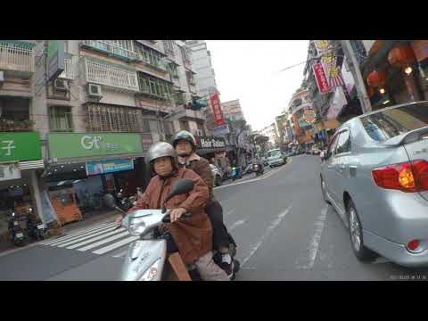 去路口拿個東西，也可以遇到逆向闖紅燈三寶（蘆洲民族路中興街口）