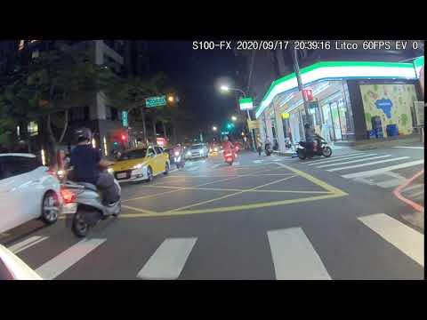 每天的三寶日常，想轉進巷子提早切雙黃線逆向