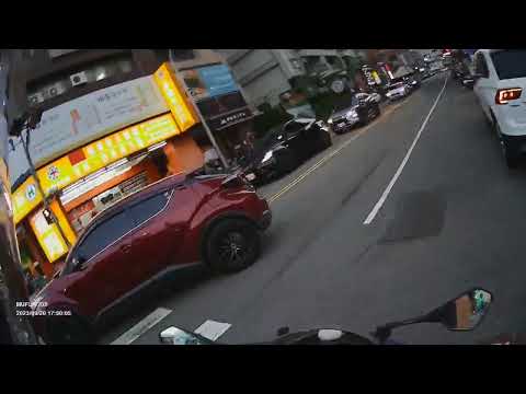 轉角遇到...逆向+闖紅燈的三寶