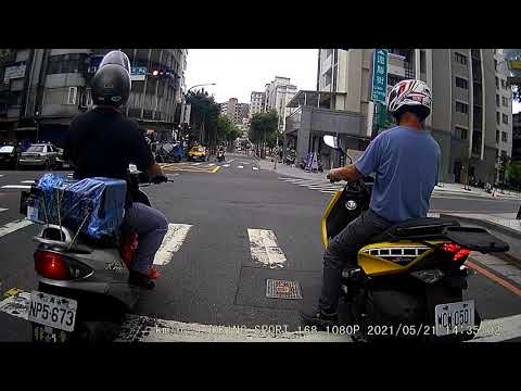 現在是流行跨越雙黃線逆向超車嘛?