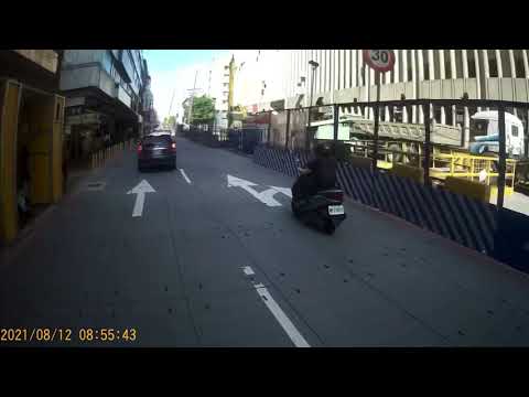 闖紅燈差點撞到路人的三寶