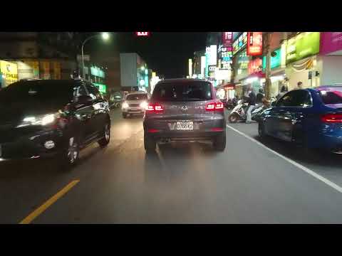 三寶開車高深莫測(從02:13到02:30)，小屁孩騎車不戴安全帽，還闖紅燈。