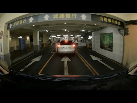 新北 市民廣場｜地下 停車場｜入場｜ 畫面
