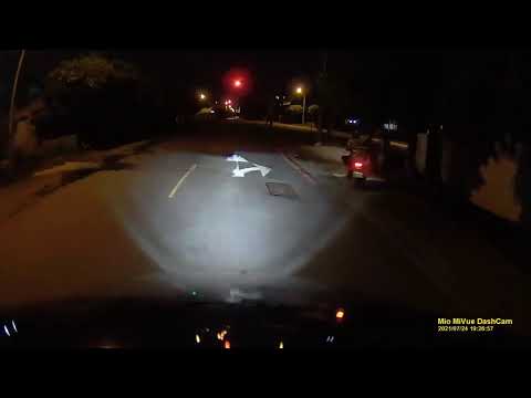 （三寶）水泥車跨越雙黃線逆向進公司，職業駕駛？