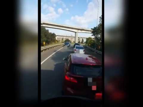 哥就是霸氣
整個國道都是我家開的概念
哥完全無視其他人
想迴轉就迴轉
想逆向就逆向
還不繫安全帶
錯誤行為不可取

本局已立即處理
依影像內容舉發
逆向行駛3000-6000元
未繫安全帶3000-6